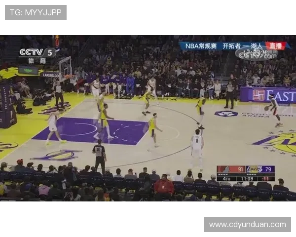 霍勒迪三分手感火热强攻迎射严密防守引爆全场比赛关键时刻表现力