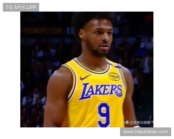 布朗尼单臂补扣震撼全场克内克特称赞他是兄弟太燃了